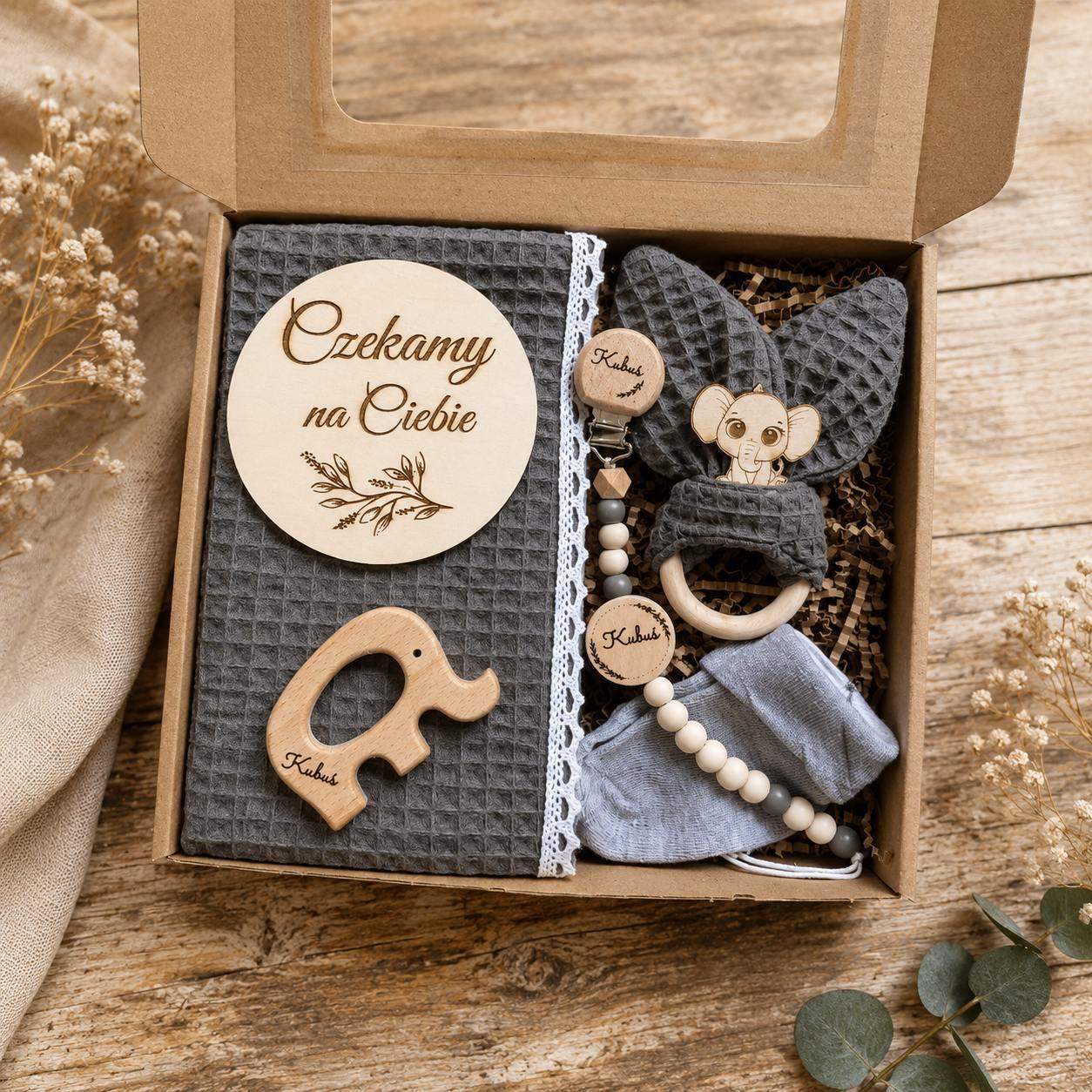Gift Box na Baby Shower z Drewnianym Gryzakiem i Zawieszką do Smoczka